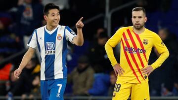 Soccer Football - La Liga Santander - Espanyol v FC Barcelona - RCDE Stadium, Barcelona, Spain - January 4, 2020   Espanyol&#039;s Wu Lei celebrates scoring their second goal as Barcelona&#039;s Jordi Alba looks dejected    REUTERS/Albert Gea