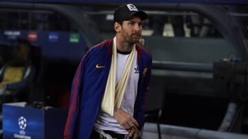 Messi pasa por delante del banquillo del Barcelona antes del encuentro de Champions League ante el Inter.
