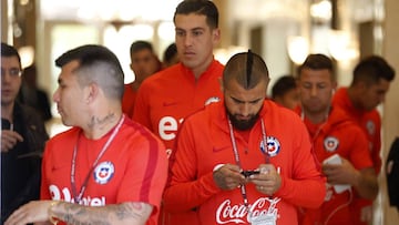 Futbol, salida al entrenamiento de la seleccion chilena en Moscu
Los jugadores de la seleccion chilena son fotografiados a su salida al entrenamiento vespertino en el estadio Iantar del club de futbol Strogino en Moscu, Rusia.
07/06/2017
Andres Pina/Ph