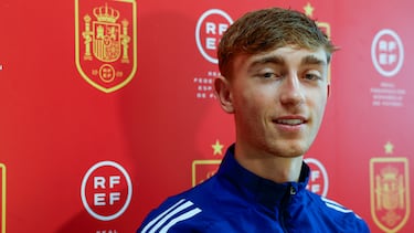 MADRID, 18/03/2025.-Dean Huijsen nació en Ámsterdam, pero se siente español. Especialmente, malagueño. Su progresión en el Bournemouth y las bajas en el centro de la defensa de la selección han acelerado la decisión de Luis de la Fuente. Podrá debutar precisamente ante el equipo nacional que abandonó por sentimiento. Su ídolo es Sergio Ramos y, pese a que en su día optó por irse al Juventus antes que al Real Madrid, afirma que es "un orgullo" sentir el interés del club blanco. EFE/Juan Carlos Hidalgo