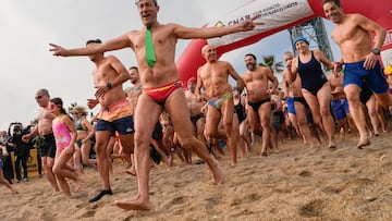  Tradicional baño de Año Nuevo en la playa de Sant Sebastia de Barcelona.