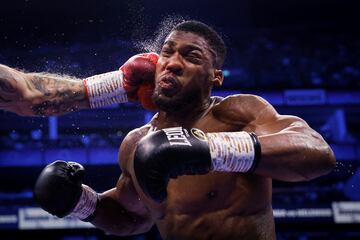 Antonhy Joshua en acción durante su pelea contra Robert Helenius, el 12 de agosto en el O2 Arena, Londres, Gran Bretaña.