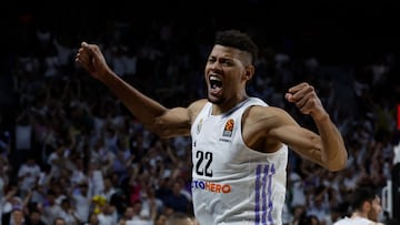 MADRID, 10/05/2023.- El pivot caboverdiano del Real Madrid, Walter Tavares, celebra la victoria del equipo madridista en el quinto partido de los playoffs de la Euroliga que han disputado hoy miércoles frente al Partizan en el Wizinkcenter de Madrid. EFE / Juanjo Martín.
