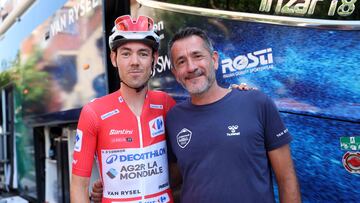 Ben O’Connor y Luis Lamas posan para AS ayer en Ponteareas antes de la décima etapa.