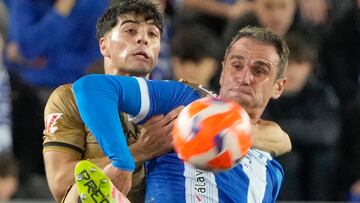 VITORIA, 23/04/2025.- El delantero del Alavés Kike García (d) lucha el balón con Jon Martín, de la Real Sociedad, durante el partido de la jornada 33 de LaLiga que Deportivo Alavés y Real Sociedad disputan hoy miércoles en Mendizorroza. EFE/ Adrián Ruiz Hierro