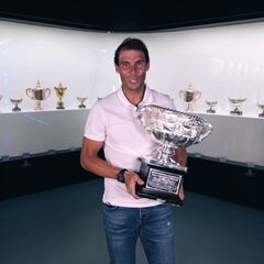 Rafa Nadal lleva el trofeo de Australia a la vitrina de su museo