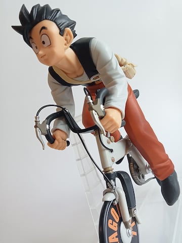 Figura de Gohan en bicicleta por Banpresto