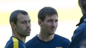 Javier Mascherano y Leo Messi, en un  entrenamiento del Barcelona.