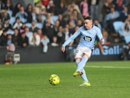 Iago Aspas golpea el balón desde el punto de penalti ante el Mallorca.