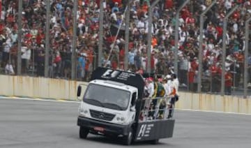 Los pilotos de F1,saludan a los asistentes durante el desfile previo al inicio, del Gran Premio de Brasil de Fórmula Uno, en el circuito de Interlagos, Sao Paulo, última carrera del año.