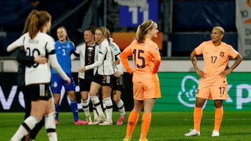 Soccer Football - UEFA Women's Nations League - Third Place - Netherlands v Germany - Abe Lenstra Stadion, Heerenveen, Netherlands - February 28, 2024 Netherlands' Shanice van de Sanden and Katja Snoeijs look dejected as Germany players celebrate after the match REUTERS/Piroschka Van De Wouw