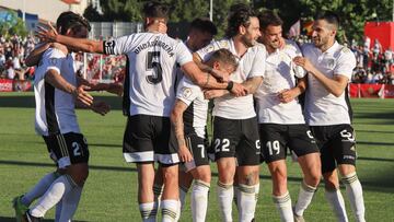 El Burgos celebra su regreso a Segunda.