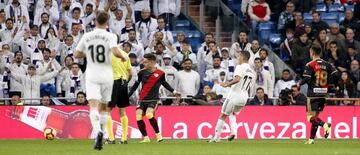 El jugador del Real Madrid Lucas Vázquez da el pase del 1-0 a Benzema.