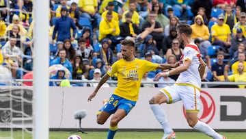 LAS PALMAS DE GRAN CANARIA, 22/10/2023.- El defensa francés del Rayo Vallecano Florian Lejeune (d) disputa una posesión ante Pejiño (i) centrocampista de La Unión Deportiva Las Palmas durante el partido correspondiente a la décima jornada de LaLiga EA Sports este domingo en el estadio de Gran Canaria. EFE/ Quique Curbelo