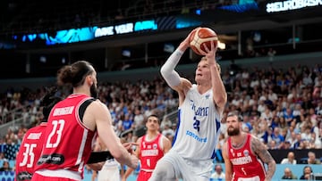 Basketball - FIBA EuroBasket 2025 - Quarter Finals - Finland v Georgia - Xiaomi Arena, Riga, Latvia - September 10, 2025 Finland's Lauri Markkanen in action with Georgia's Tornike Shengelia and Goga Bitadze REUTERS/Ints Kalnins