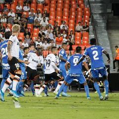 Maxi Gómez: "Le da en la mano, no sé para que está el VAR"