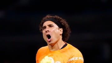 Guillermo Ochoa festeja un gol del América en contra del Atlético de San Luis.