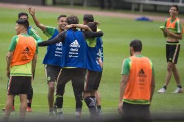 Foto durante el reconocimiento de Cancha del estadio Azteca por parte de la Seleccion Nacional de Mexico, previo al partido en contra de El Salvador, Partido Correpondiente a las Eliminatorias CONCACAF para el Mundial de Rusia 2018.

12/11/2015/ MEXSPORT / Omar Martinez.