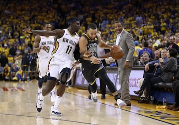 Stephen Curry y Jrue Holiday.