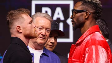 Mexico's Canelo Alvarez (L) and Cuba's William Scull pose for pictures during a press conference in Riyadh on May 1, 2025, ahead of their super middleweight boxing match. (Photo by Fayez NURELDINE / AFP)