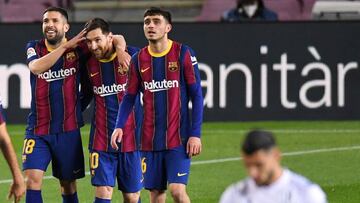 Pedri, con Messi y Alba.