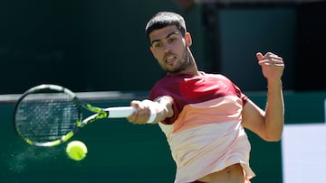 INDIAN WELLS (United States), 08/03/2025.- Carlos Alcaraz of Spain in action against Quentin Halys of France during their men's second round match at the BNP Paribas Open tennis tournament in Indian Wells, California, USA, 08 March 2025. (Tenis, Francia, España) EFE/EPA/JOHN G. MABANGLO