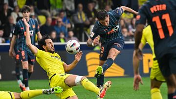 VILLARREAL (CASTELLÓN), 17/03/2024.- El del centrocampista del Villarreal Daniel Parejo, y el delantero del Valencia Hugo Duro, durante el partido de LaLiga entre el Villarreal y el Valencia, este domingo en el estadio de la Cerámica. EFE/Andreu Esteban