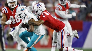 Foxborough (United States), 18/09/2023.- Miami Dolphins wide receiver Jaylen Waddle (L) is tackled by New England Patriots cornerback Christian Gonzalez (R) during the second quarter of the game at Gillette Stadium in Foxborough, Massachusetts, USA, 17 September 2023. (Disturbios) EFE/EPA/CJ GUNTHER
