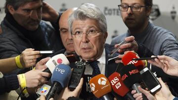 22/03/17 ACTO PUBLICITARIO ENRIQUE CEREZO PRESIDENTE ATLETICO DE MADRID
ATENDIENDO A LOS MEDIOS DE COMUNICACION PERIODISTAS MICROFONOS