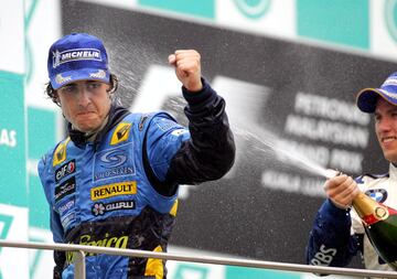 El piloto asturiano termin車 la carrera deshidratado por un problema en la bomba de agua de su Renault R25, pero eso no le impidi車 lograr el triunfo en Malasia por delante de Trulli (Toyota) y Heidfeld (Williams). No obstante, apenas se pod赤a mantener en pie en el podio de Sepang.