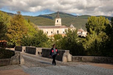 En este pueblo de la Sierra de Madrid nos encontramos con el monasterio de Santa María de El Paular. Su abadía, ubicada en las afueras del pueblo, fue el primer complejo de la orden de la Cartuja en Castilla. Sus obras se iniciaron en el año 1390 y duraron varios siglos. En los alrededores de esta localidad también podemos disfrutar de varias rutas de senderismo, como la del bosque finlandés y paisajes fascinantes como las Cascadas del Purgatorio.

