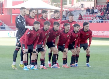 La camiseta está inspirada en las raíces del Club Deportivo Mirandés, en aquellos primeros años de barro, humildad y pasión que cimentaron la identidad rojinegra. Ese pasado explica el presente competitivo del club y proyecta su ambición de futuro, sin renunciar nunca a su esencia. 