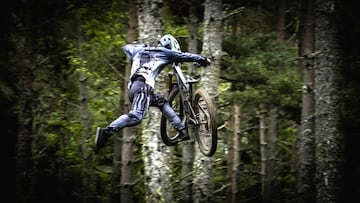 Kriss Kyle lleva su inconfundible estilo del BMX al mountain bike