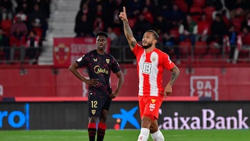 ALMERÍA, 04/01/2025.- El delantero colombiano Luis Suárez, de la UD Almería, celebra su gol ante el Sevilla durante el partido de dieciseisavos de la Copa del Rey disputado este sábado en el UD Almería Stadium. EFE/Carlos Barba
