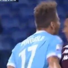 El VAR la lía en Italia: se revisa un penalti a favor del Lazio... y acaban expulsando a Immobile