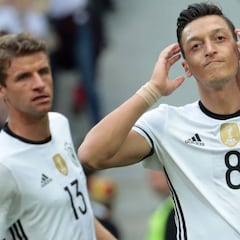 La federación alemana rechaza la acusación de racismo de Özil