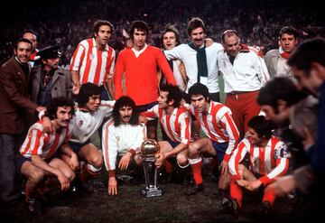 Los campeones del Mundo posan con el trofeo. 