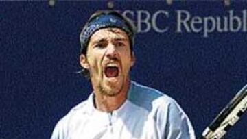 <b>DOS BUENAS NOTICIAS Y UNA MALA.</B> Albert Portas, a la derecha, grita su triunfo frente al estadounidense Roddick. Arriba Feliciano López, quien también dio la sorpresa (y aquí viene el único pero) ante Álex Corretja, que vio cerrado su camino en la primera ronda.