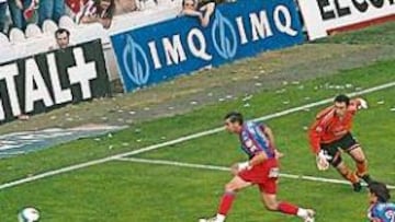 <b>AUTOGOL. </b>El primer tanto del Athletic fue de Serrano en propia meta, como se ve en la imagen.