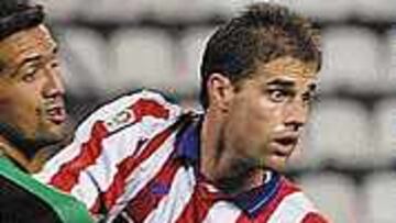 <B>EXPEDITIVO.</b> Isma no teme a los delanteros del Atlético.
