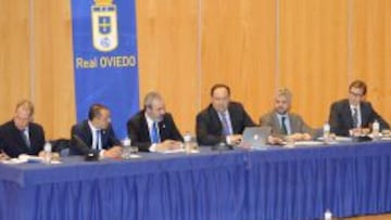 La mesa de los directivos del Oviedo, durante la junta de accionistas de ayer.