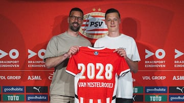 Ruud y Liam van Nistelrooy posan con una camiseta conmemorativa de l afirma del nuevo contrato.