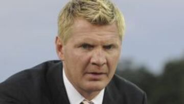 FILE - The Aug. 10, 2008 file photo shows former German soccer player Stefan Effenberg prior to the German soccer cup, DFB Pokal, match between Rot Weiss Erfurt and FC Bayern Munich in the Steigerwald stadium in Erfurt, Germany. Effenberg is taking over as coach of second-division club Paderborn. The club said Tuesday, Oct. 13, 2015 the 47-year-old Effenberg has signed a deal through June 2017. (AP Photo/Christof Stache, file)  