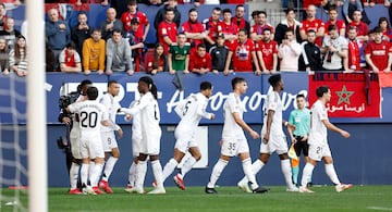 Los jugadores del Real Madrid celebran el 0-1 de Kylian Mbapp al Osasuna. 