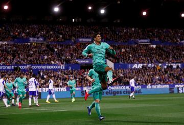 0-1. Rapahel Varane celebró el primer gol.