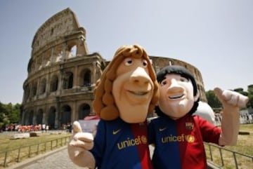 Aficionados disfrazados de Messi y Puyol ante el Coliseo en Roma antes de la final de la Champions League 2009 que le enfrent¨® al Manchester United.