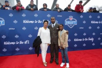 Connie Payton llega al auditorio junto a Thomas Davis, ganador del Walter Payton, premio al mejor del año en la NFL.