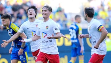 La camiseta está inspirada en una de las segundas equipaciones más icónicas que vistió el FC Andorra durante la primera mitad de la década de los 90. Aquella etapa coincidió con los años en los que el conjunto tricolor competía en Segunda B y aspiraba a dar el salto al fútbol profesional.