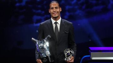 Virgil van Dijk posa con el trofeo a mejor jugador de la UEFA