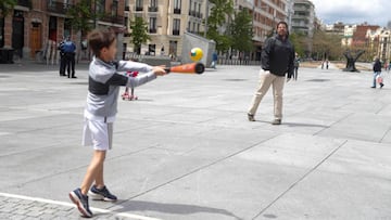Niño juega con su padre en Madrid, junto al Palacio de los Deportes.